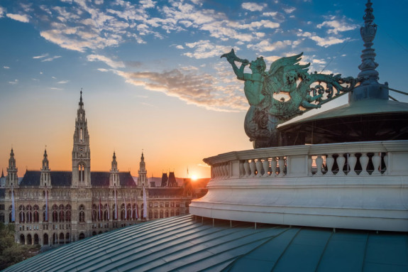 Luftbrunnen Dach des Burgtheaters mit Rathaus im Hintergrund (c) Karl Heindl