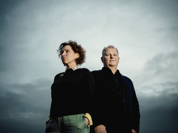 Portraitbild von Tena Štivičić und Martin Kušej vor dunklem Wolkenhimmel 