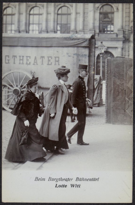 Verlag Gebrüder Kohn: Beim Burgtheater-Bühnentürl Lotte Witt, 1908, Theatermuseum Inv. Nr.: FS_PP258785alt
