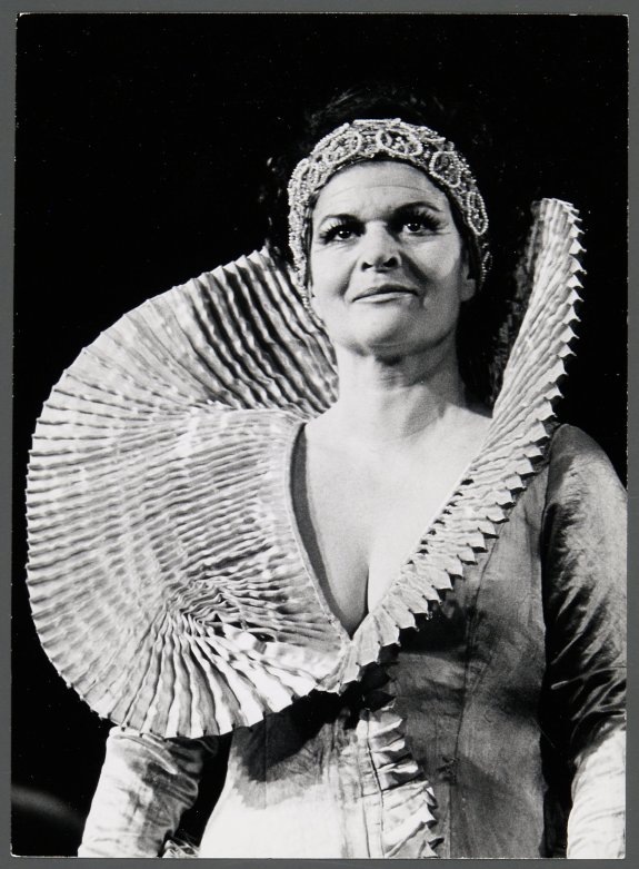 Josef Palffy: Rollenporträt der Elisabeth Orth als Gertrud in HAMLET, Prem. 21.12.1985, Burgtheater Wien.