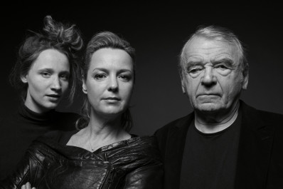 Gruppenporträt in schwarz-weiß mit Lili Winderlich, Katharina Pichler, Branko Samarovski