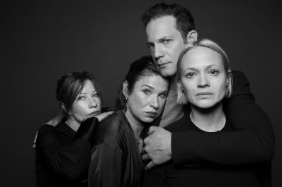 Gruppenporträt in schwarz-weiß mit Birgit Minichmayr, Dörte Lyssewski, Itay Tiran, Mavie Hörbiger