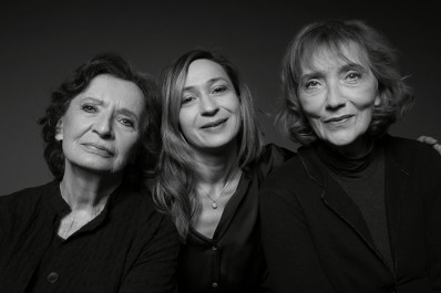 Gruppenporträt in schwarz-weiß mit Barbara Petritsch, Annamária Láng, Elisabeth Augustin