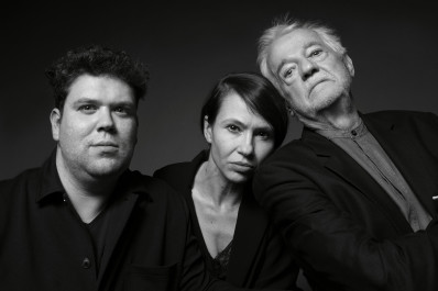 Gruppenporträt in schwarz-weiß mit Marcel Heuperman, Andrea Wenzl, Martin Schwab