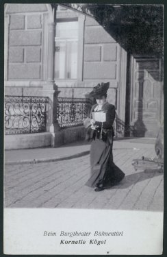 Verlag Gebrüder Kohn: Beim Burgtheater-Bühnentürl ca. 1906-12, Theatermuseum