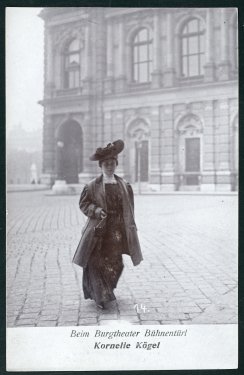 Verlag Gebrüder Kohn: Beim Burgtheater-Bühnentürl ca. 1906-12, Theatermuseum