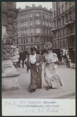 Verlag Gebrüder Kohn: Beim Burgtheater-Bühnentürl ca. 1906-12, Theatermuseum