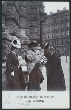 Verlag Gebrüder Kohn: Beim Burgtheater-Bühnentürl ca. 1906-12, Theatermuseum