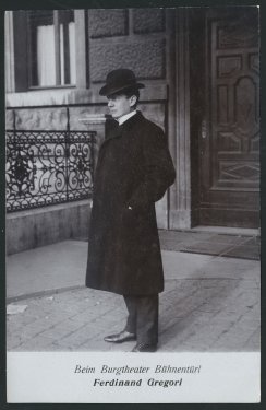 Verlag Gebrüder Kohn: Beim Burgtheater-Bühnentürl ca. 1906-12, Theatermuseum