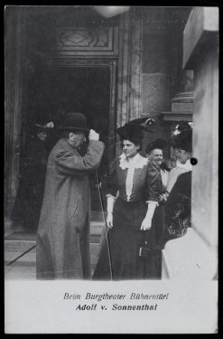 Verlag Gebrüder Kohn: Beim Burgtheater-Bühnentürl ca. 1906-12, Theatermuseum