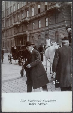 Verlag Gebrüder Kohn: Beim Burgtheater-Bühnentürl ca. 1906-12, Theatermuseum