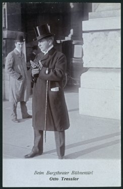 Verlag Gebrüder Kohn: Beim Burgtheater-Bühnentürl ca. 1906-12, Theatermuseum
