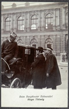 Verlag Gebrüder Kohn: Beim Burgtheater-Bühnentürl ca. 1906-12, Theatermuseum