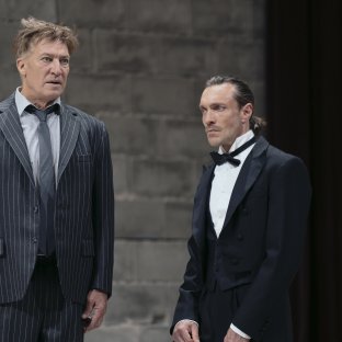 Inszenierungsfoto GESCHLOSSENE GESELLSCHAFT