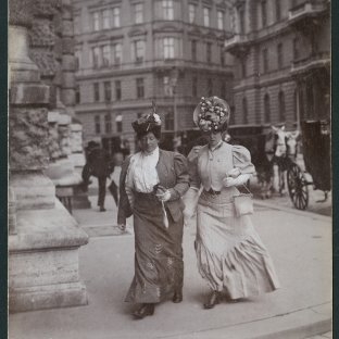 Verlag Gebrüder Kohn: Beim Burgtheater-Bühnentürl ca. 1906-12, Theatermuseum