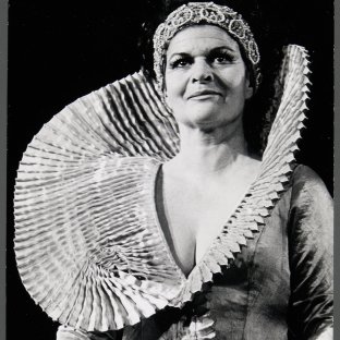 Josef Palffy: Rollenporträt der Elisabeth Orth als Gertrud in HAMLET, Prem. 21.12.1985, Burgtheater Wien.