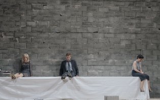 Inszenierungsfoto GESCHLOSSENE GESELLSCHAFT