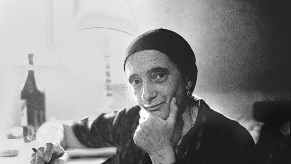 Porträtbild von Christine Lavant in Schwarzweiß mit bäuerlichem Kopftuch und Zigarette in der Hand